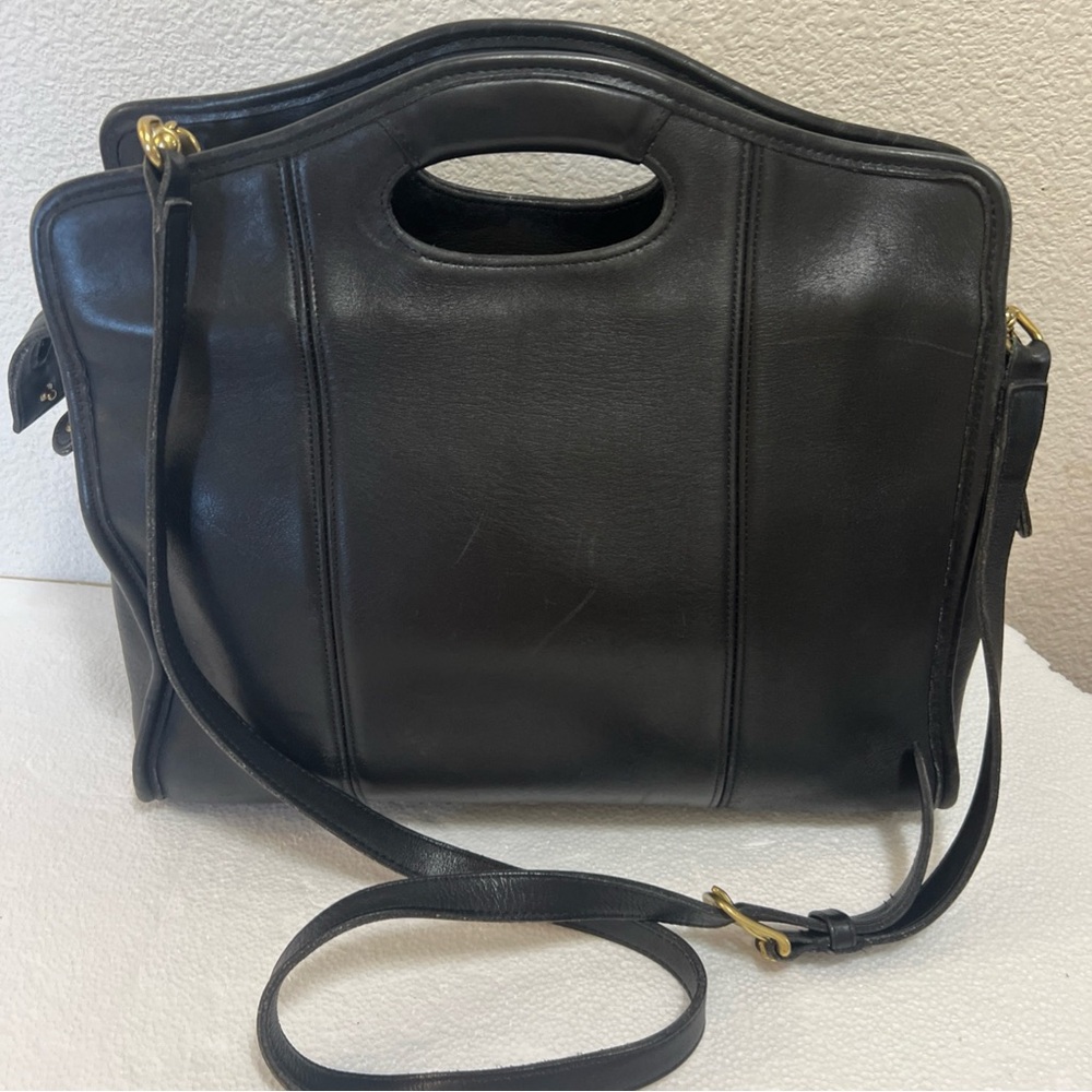 Coach vintage 9995 Black Leather Shoulder Bag with Gold Accents